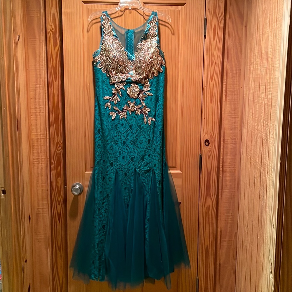 Gorgeous mermaid bottom flare evening gown prom dress peacock 🦚  colored